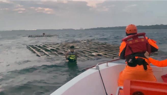 民眾21日下午在台南市安平区渔光岛月牙湾玩风帆时，疑因体力不支无法返回落海，海巡人员获报派遣橡皮艇前往救援。（读者提供／洪荣志台南传真）