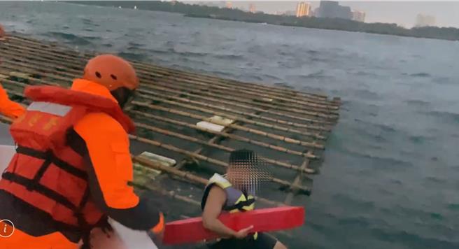 民眾21日下午在台南市安平区渔光岛月牙湾玩风帆时，疑因体力不支无法返回落海，海巡人员获报派遣橡皮艇前往救援。（读者提供／洪荣志台南传真）