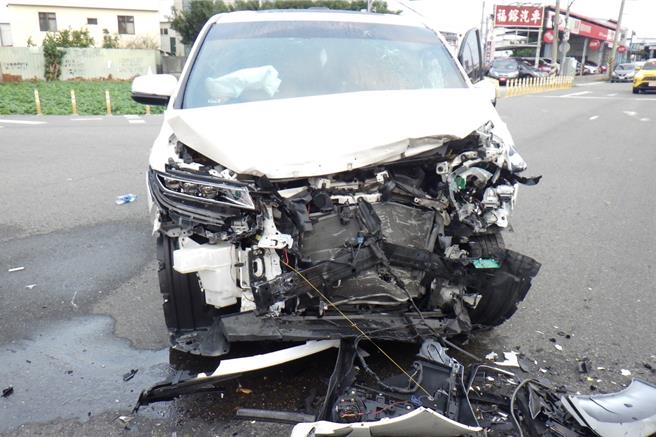 林男车头全毁。（民眾提供／李京升台中传真）