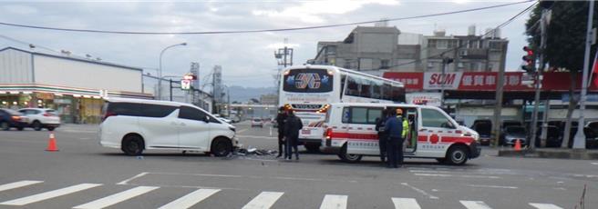 消防人员到场救援。（民眾提供／李京升台中传真）