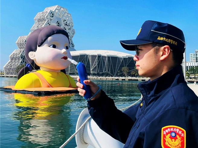 盐埕警分局苟员拍摄为「英熙娃娃」的酒测照片，贴在分局的粉丝团做反酒驾宣导，意外爆红大获好评。（盐埕警分局提供／郭良杰高雄传真）