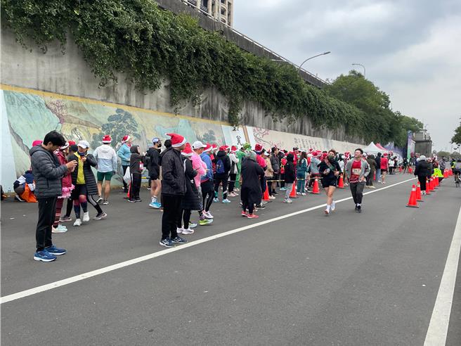 新北市政府今日上午举办「新北市耶诞马拉松接力赛」。（叶书宏摄）