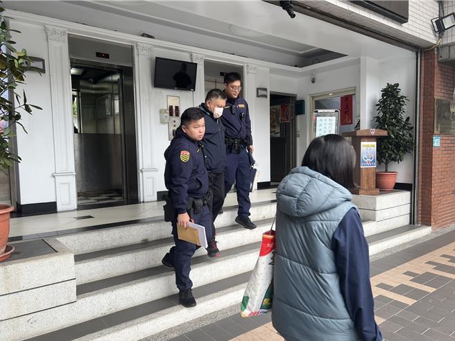 警方以妨害公务罪嫌将邹男移送侦办。（王扬杰摄）