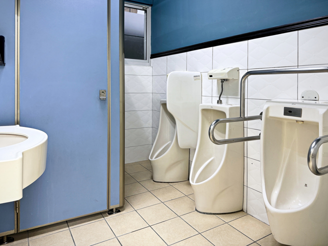 男子昨到新北耶诞城，目击多名妇人见女厕排满，竟直闯男厕。（示意图，shutterstock／达志）