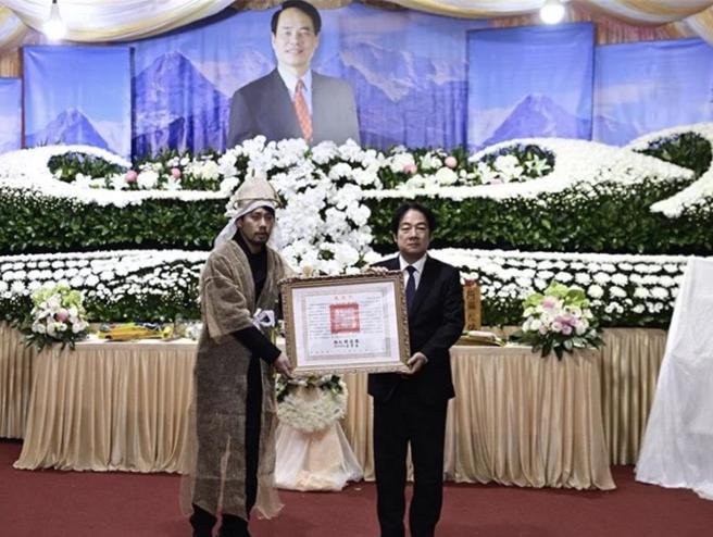 總統府國策顧問、前立委彭添富11月26日離世享壽73歲，22日上午於桃園市中壢區舉辦告別式，總統賴清德親自頒贈褒揚令。（廖姮玥攝）