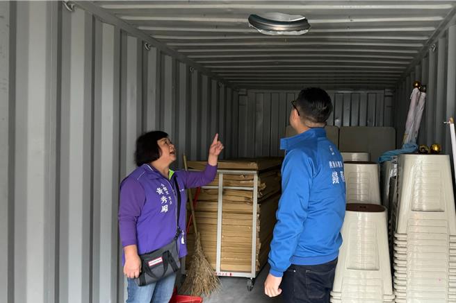 桃园市国民党议员钱龙日前争取增设营盘里环保站置物货柜，未来也将争取在儿一公园设置一处活动中心供营盘里使用。（桃园市国民党议员钱龙提供）