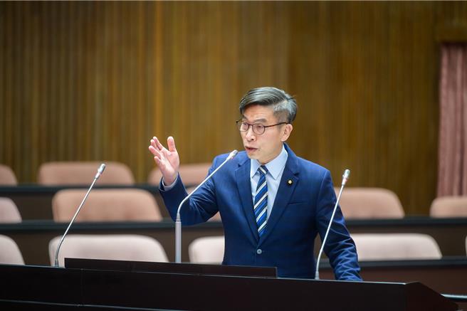 立法院三读通过《财划法》修正案，绿委锺佳滨直批这种只看收入、不问支出的修法模式，未来恐怕还得大吵一番。（锺佳滨服务团队提供／谢佳潾屏东传真）