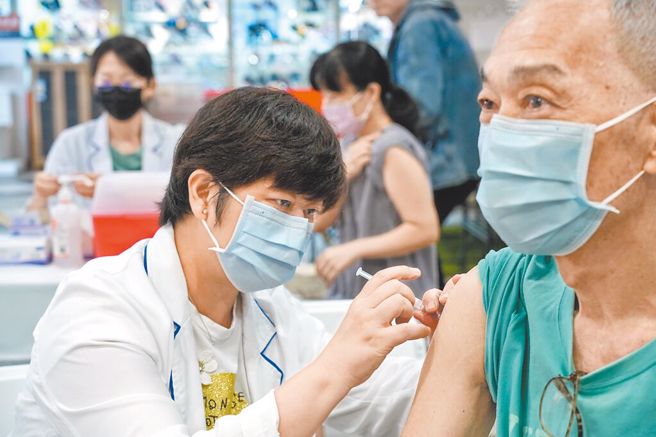 苗栗县政府卫生局表示，为提升疫苗接种率，发挥最大防疫效益，疾病管制署宣布，自明年1月1日起，公费流感疫苗将扩大提供给全国年满6个月以上、尚未接种的民眾，包含中华民国国民及持有居留证的外籍人士。（本报资料照片）