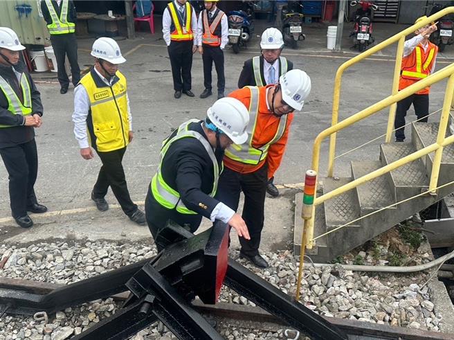 会后各级主管赴19日花莲机务段发生调车事故的洗车线，现场进行改善研究。（台铁公司提供／蔡明亘台北传真）