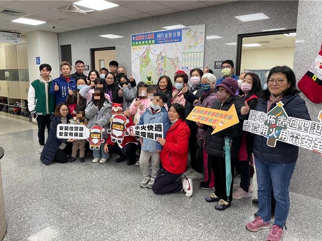 為了迎接耶誕節的到來，大湳消防消防隊特別舉辦一場宣導活動，並邀請了大同里的里民們帶著小朋友前來參加。（大湳消防分隊提供）