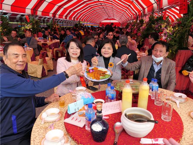 云林区渔会22日在四湖乡箔子寮渔港举办渔产品推广活动，席开160桌乌鱼大餐，云林县长张丽善（前左三）表示云林乌鱼品质优良，欢迎大家踊跃採购，在年节与亲友分享。（张朝欣摄）