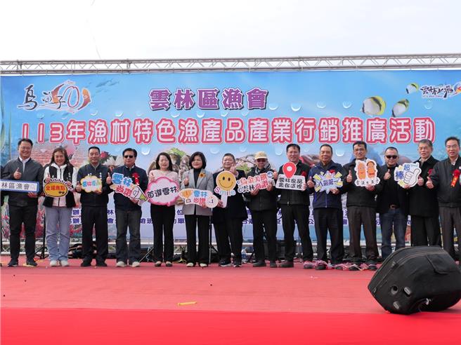 云林区渔会22日在四湖乡箔子寮渔港举办渔产品推广活动，席开160桌乌鱼大餐，菜色有香烤乌金钻等10道料理，眾人在寒冬中大啖乌鱼美食，暖胃又暖心。（张朝欣摄）