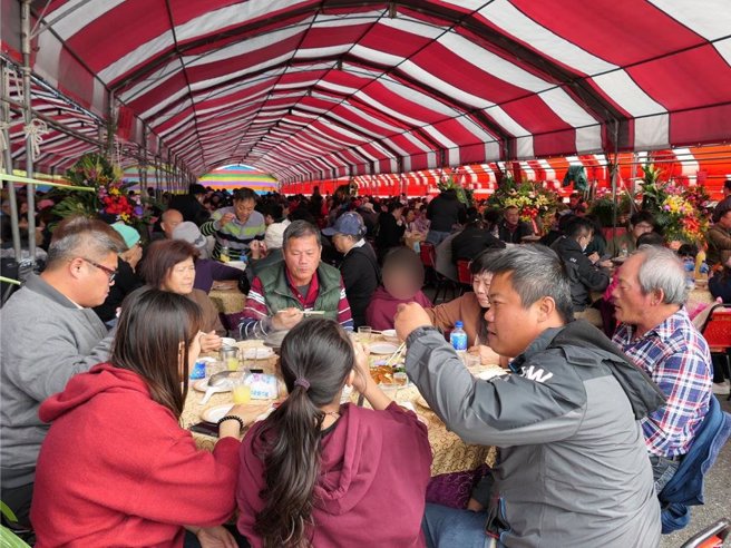 云林区渔会22日在四湖乡箔子寮渔港举办渔产品推广活动，席开160桌乌鱼大餐，菜色有香烤乌金钻等10道料理，眾人在寒冬中大啖乌鱼美食，暖胃又暖心。（张朝欣摄）