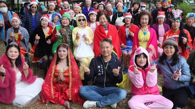 台中市议员陈文政（前排中间）、协会理事长吴雪霞（前排左2）「风华不老」圣诞嘉年华公益活动，展现长者多元才艺与活力。图／曾丽芳