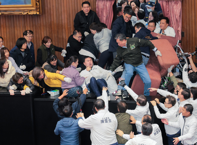 立法院会20日处理选罢法、宪法诉讼法及财划法修正草案等案，朝野立委爆发肢体衝突。（资料照／郭吉铨摄）