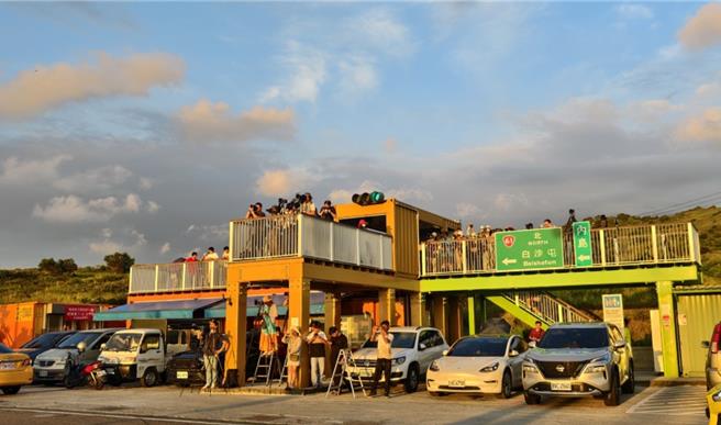 苗栗县知名景点「日落大道」以壮丽的落日景色成为地方观光亮点，吸引无数游客及摄影爱好者流连。（苗栗县文化观光局提供／吕丽甄苗栗传真）