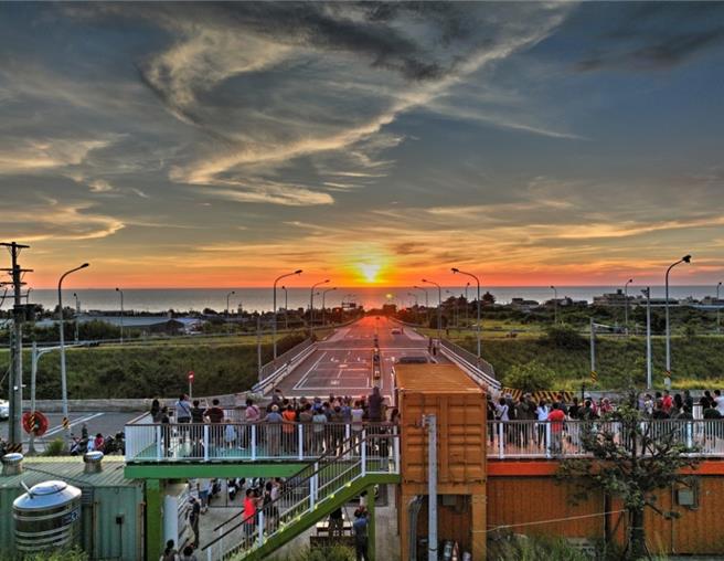 苗栗县台61线西滨快速道路新埔联络道旁的「日落大道」，以壮丽的「悬日落海」景色闻名，自2019年荣获交通部公路总局「台湾十大景观公路」票选第一名后，成为苗栗的重要观光地标。（苗栗县文化观光局提供／吕丽甄苗栗传真）