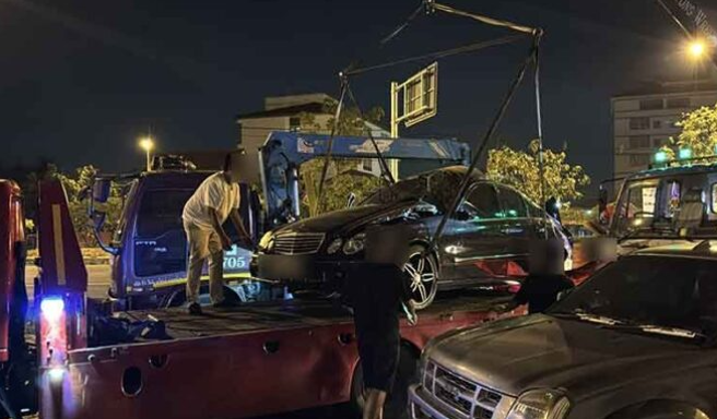 16岁泰国少年开宾士失控，撞上路边工程的发电机，车辆卡在货车后车斗。（图／翻摄自khaosod）