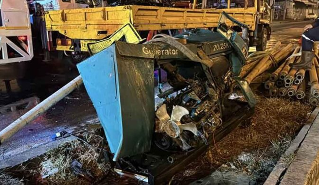 16岁泰国少年开宾士失控，撞上路边工程的发电机，车辆卡在货车后车斗。（图／翻摄自khaosod）