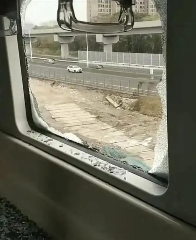 上海地铁一列车撞上「侵入」路线的起重机吊臂，整扇车窗被砸穿。（极目新闻）