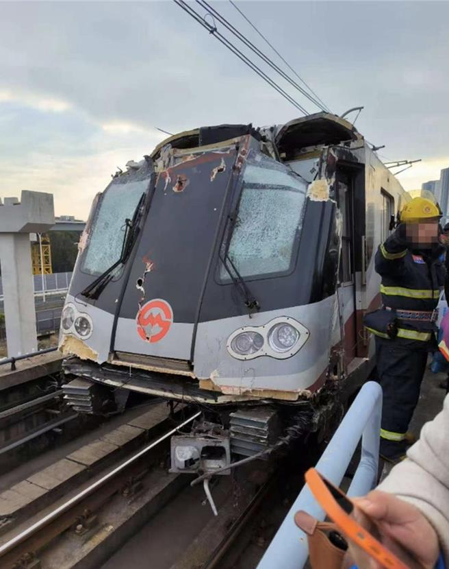 上海地铁一列车撞上「侵入」路线的起重机吊臂。（极目新闻）
