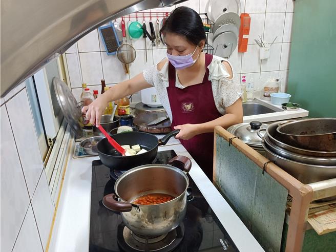 台中市社会局实施到宅坐月子服务计画，除鼓励生育外，也减轻新生儿家庭的照顾负担。（台中市府提供／陈淑娥台中传真）