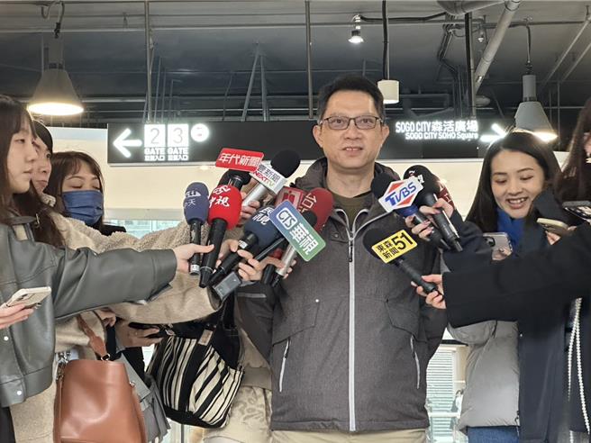 北市體育局副局長吳健羣表示，阿妹演唱會進行時都有派員到周邊了解對建物震動的影響，在松菸確實感受到玻璃些微震動，但是否禁止在大巨蛋唱跳，在尚無科學分析提供佐證前，還不會做出相關決策。（謝佳君攝）