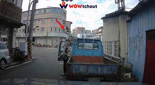 南投竹山一名年邁老伯，開貨車停在巷口就下車去尿尿，後車駕駛傻眼，女乘客魔性狂笑。（圖／翻攝WoWtchout）