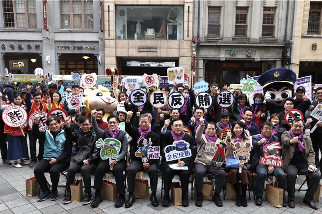 最高檢察署首度走入人群在北市永樂市場舉辦反賄選、反詐騙宣導活動。（鄧博仁攝）