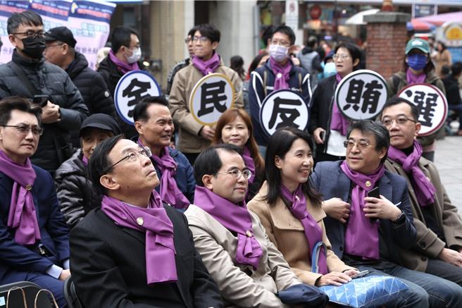 檢察總長邢泰釗（左一）強調反詐騙最重要把握「甜、秘、不、老」4字，任何甜言蜜語、故作神秘的電話都要立即掛上。（鄧博仁攝）