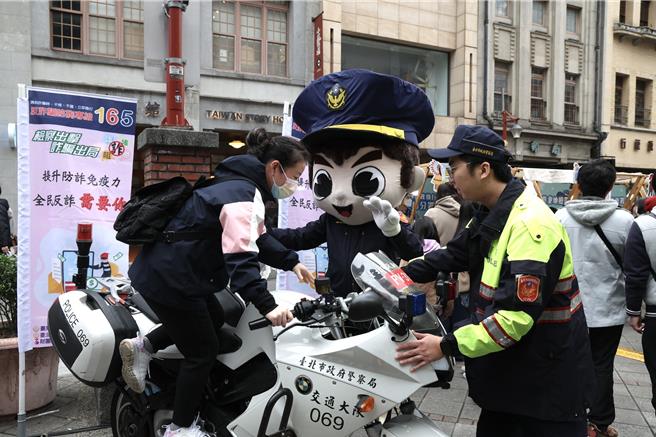 大同警分局在永樂市場進行反詐騙宣導活動。（鄧博仁攝）