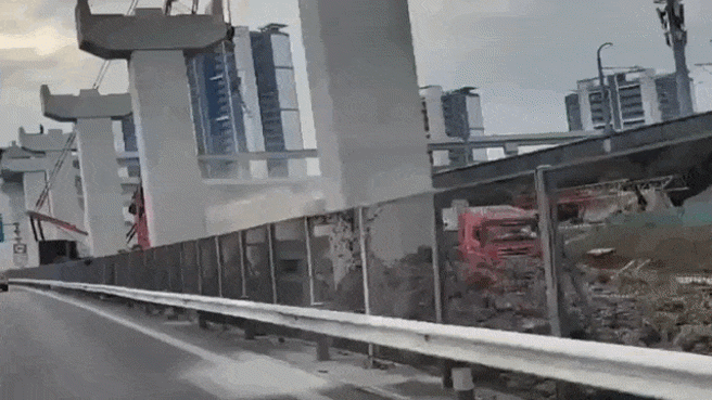 外部起重机吊臂施工侵入线路，造成上海地铁11号线线路设施和列车受损。(翻摄影片画面)