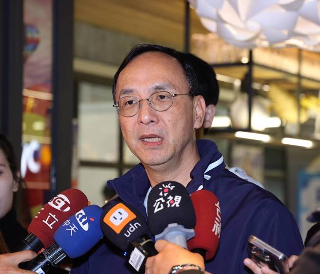 國民黨主席朱立倫（見圖）22日出席「KMT接班人計劃民主浪花旗艦場」活動，並於進場前受訪。（劉宗龍攝）