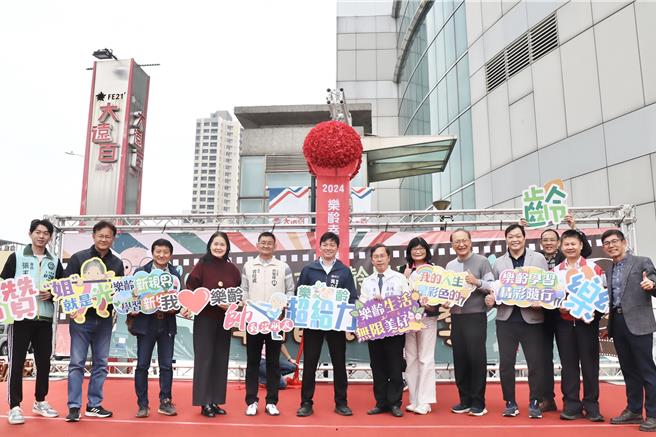 高市教育局长吴立森带领民眾在现场体验丰富多元课程，鼓励民眾透过课程，感受乐龄学习的快乐。（教育局提供／纪爰高雄传真）