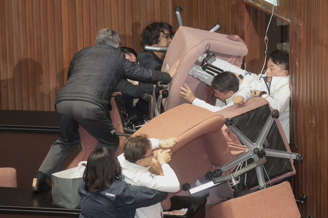 立法院會20日處理選罷法、憲法訴訟法及財劃法修正草案，民進黨多名立委進入議場後鎖門，領主席台及側門互相對峙，藍營立委破門進入議場，將綠委逐一請走，雙方發生數次激烈衝突。（資料照片/郭吉銓攝）