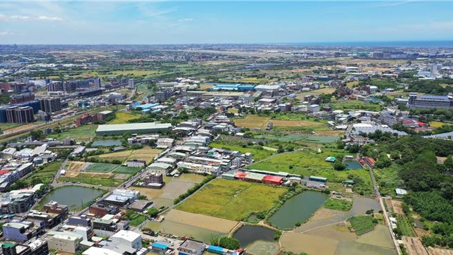 连姓及黄姓男子去年8度操作无人机进入桃园机场禁航区遭起诉，但桃园地院法官认为未达强暴、胁迫危害飞航安全，仅构成行政罚，判2人无罪。（警方提供／蔡依珍桃园传真）