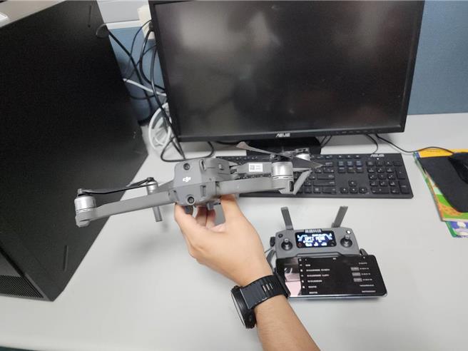 连姓及黄姓男子去年8度操作无人机进入桃园机场禁航区遭起诉，但桃园地院法官认为未达强暴、胁迫危害飞航安全，仅构成行政罚，判2人无罪。（警方提供／蔡依珍桃园传真）