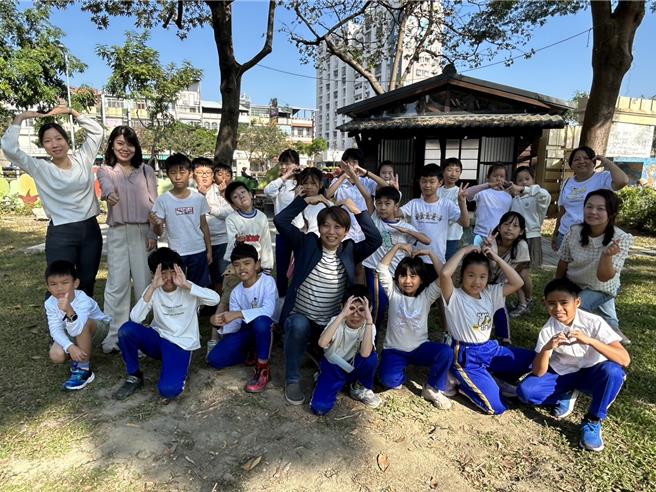 屏東市建國國小「幸福建國Do Re Mi」合唱團，成軍2個月就受邀公益演出達成組團目標，目前31名成員由小朋友與家長組成，當中還有祖孫檔。（謝佳潾攝）