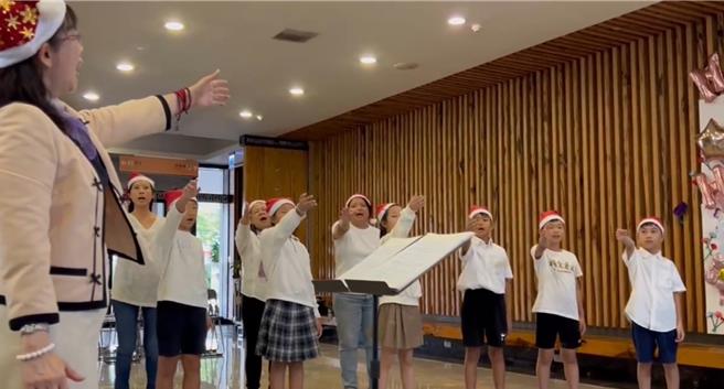 屏東市建國國小「幸福建國Do Re Mi」合唱團，成軍2個月就受邀公益演出達成組團目標，目前31名成員由小朋友與家長組成，當中還有祖孫檔。（建國國小提供／謝佳潾屏東傳真）