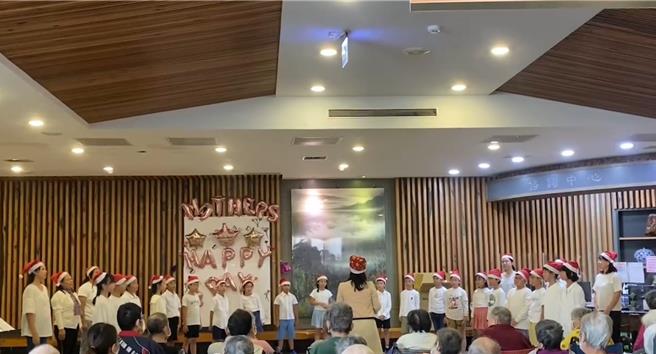 屏東市建國國小「幸福建國Do Re Mi」合唱團，成軍2個月就受邀公益演出達成組團目標，目前31名成員由小朋友與家長組成，當中還有祖孫檔。（建國國小提供／謝佳潾屏東傳真）