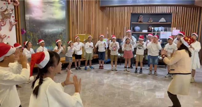 屏東市建國國小「幸福建國Do Re Mi」合唱團，成軍2個月就受邀公益演出達成組團目標，目前31名成員由小朋友與家長組成，當中還有祖孫檔。（建國國小提供／謝佳潾屏東傳真）