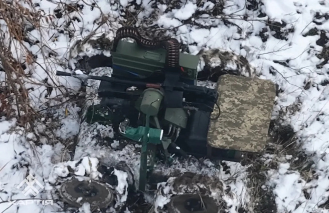 乌克兰军方表示，他们已将带有武器的无人地面车派往哈尔科夫前线，并且整个战役都是无人武器在发挥作用。(图/x)