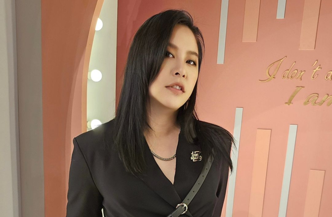 黄小柔分享以前演艺圈的黑暗、心机的那一面来劝退儿子。（图／黄小柔FB）