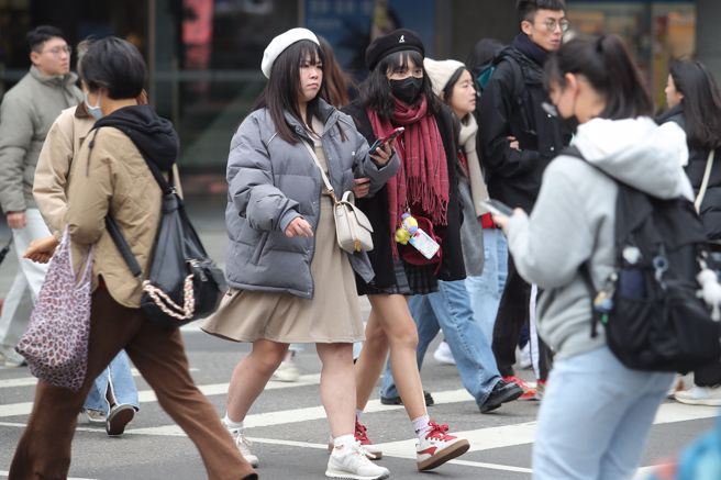 明天基隆北海岸、大台北山区及宜兰山区有短暂雨，其他地区及澎湖亦有局部短暂雨，北部及东北部天气偏冷、低温下探13度，其他地区早晚亦冷。（示意图／黄世麒摄影）