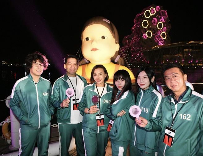 民进党立委邱议莹（左三）、黄捷（右三）等人穿着玩家的装扮与「英熙娃娃」合影。（图取自邱议莹脸书）