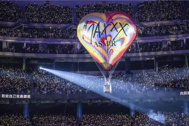 阿妹搭热气球开唱。（声动娱乐提供）