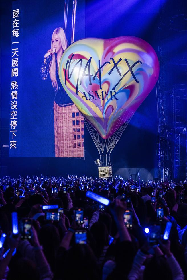 阿妹搭热气球开唱。（声动娱乐提供）