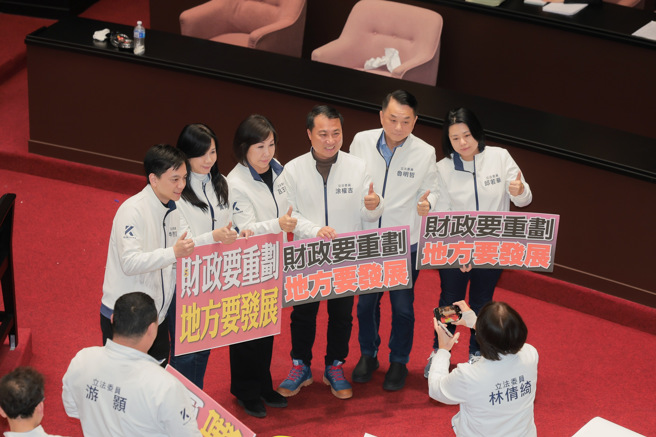 立法院会20日三读修正通过财政收支划法分法部分条文，桃园市选出的六名蓝委合影，左一为牛煦庭。（中时资料照，郭吉铨摄)
