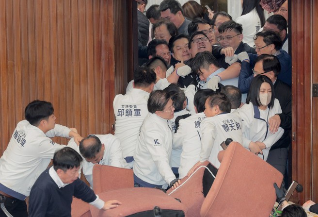立法院會20日處理選罷法、憲法訴訟法及財劃法修正草案，民進黨多名立委進入議場後鎖門，領主席台及側門互相對峙，藍營立委破門進入議場，將綠委逐一請走，雙方發生數次激烈衝突。（資料照片/郭吉銓攝）