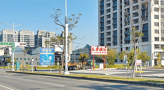 台積電進駐高雄楠梓，帶動當地房地產暢旺，圖左為房地產廣告看板。（林瑞益攝）